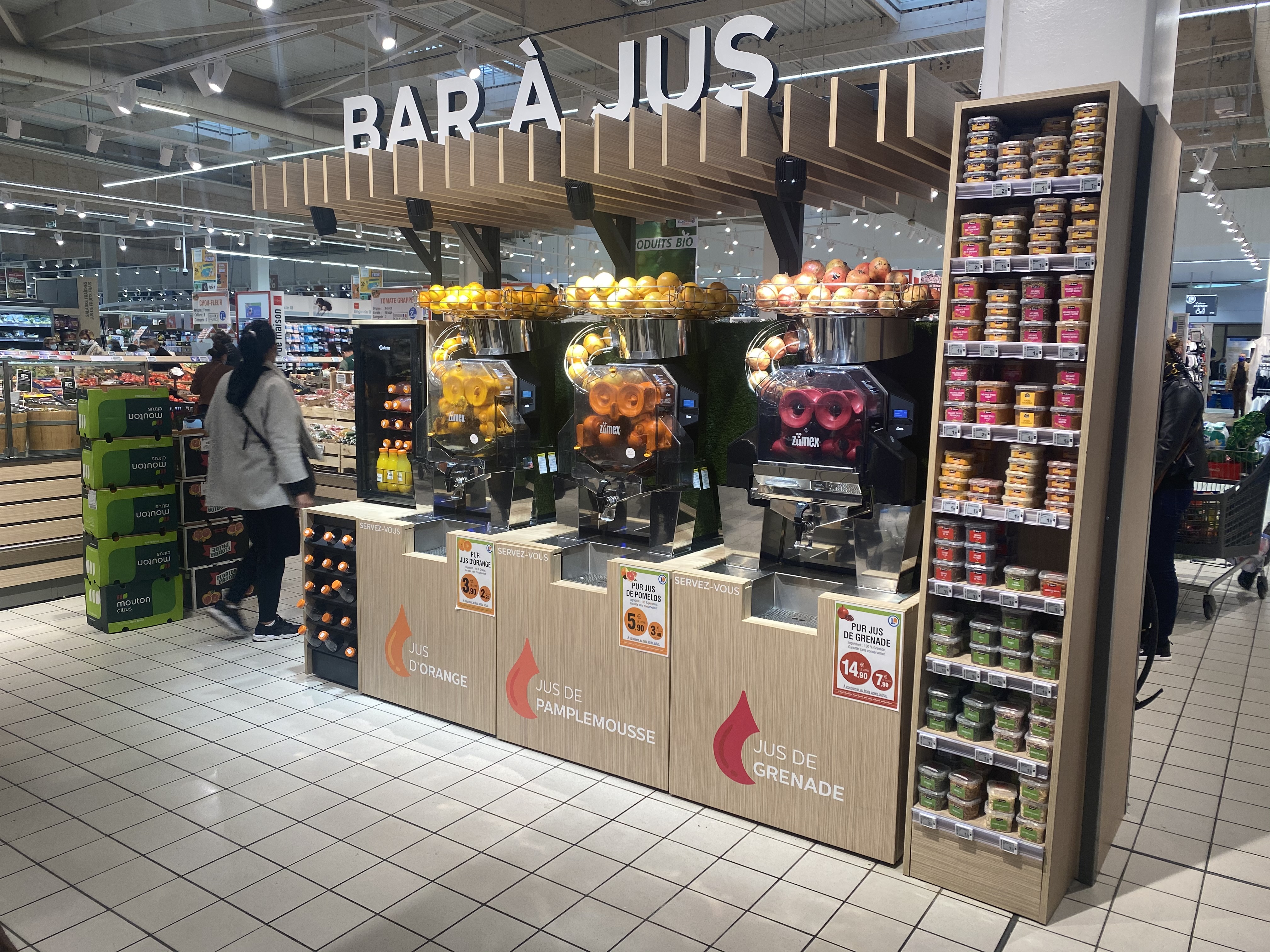 Bar à jus en supermarché équipé en presse-oranges Zumex
