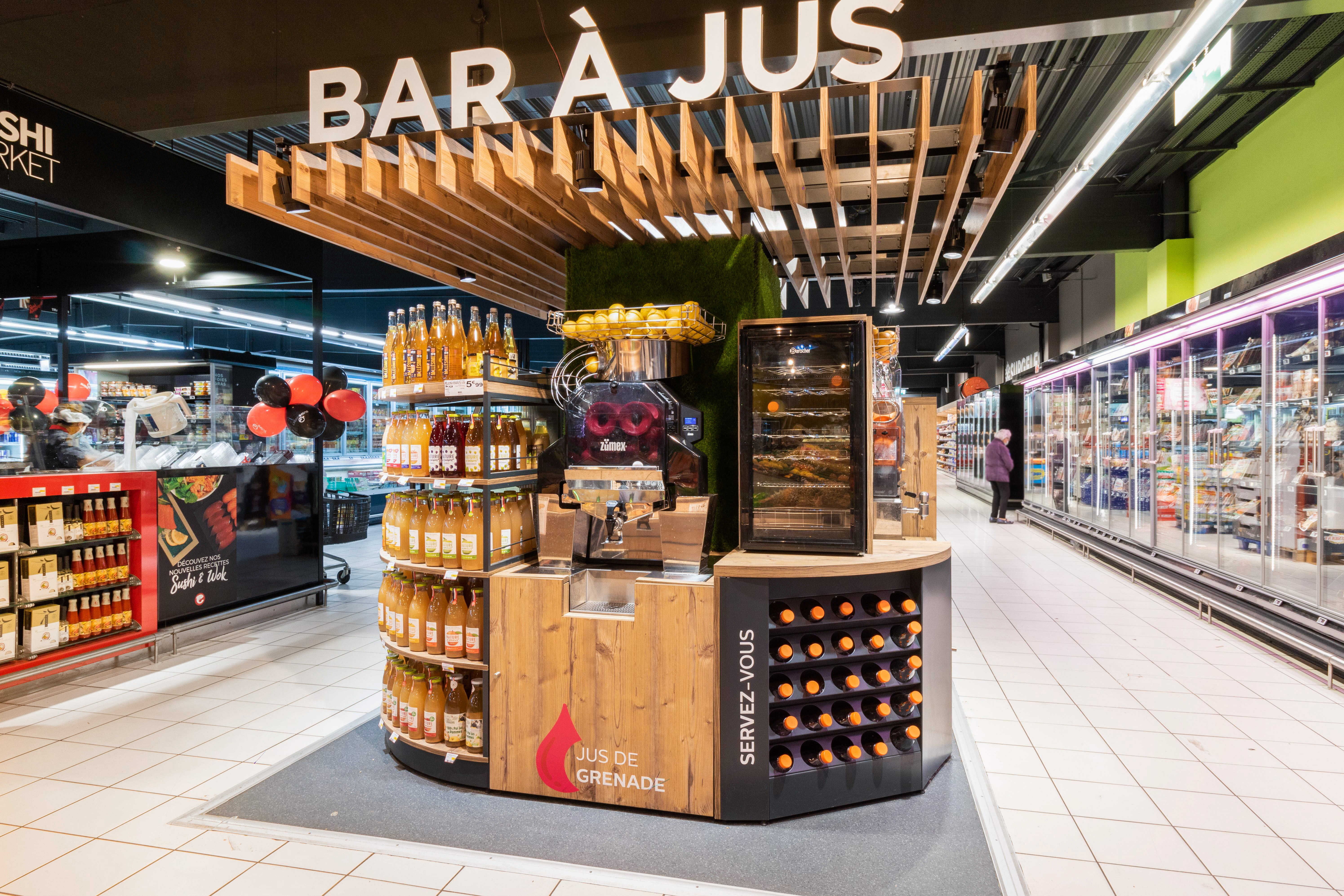 Bar à jus avec jus de grenade en libre-service