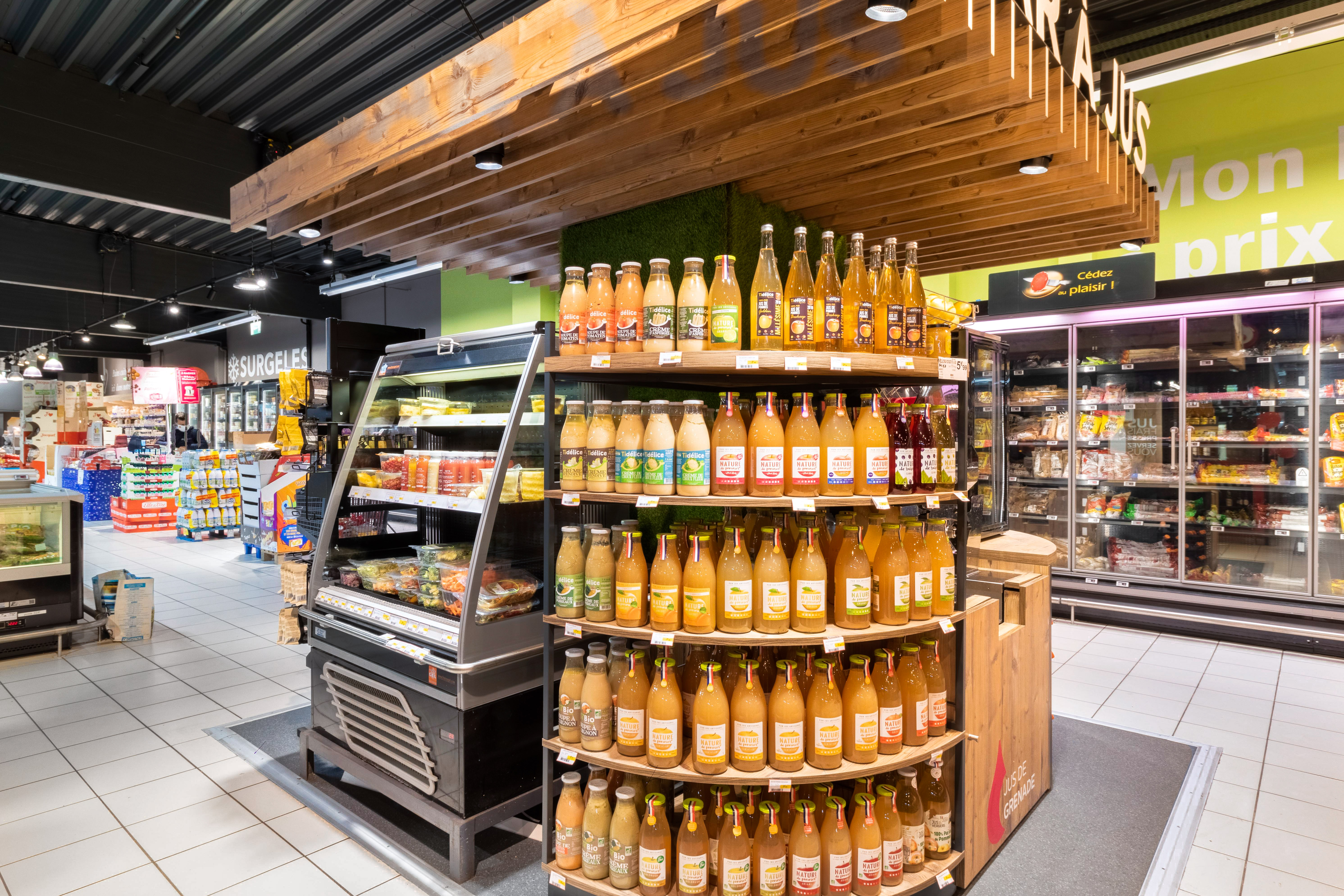 Gondole de jus de fruits à côté du bar à jus