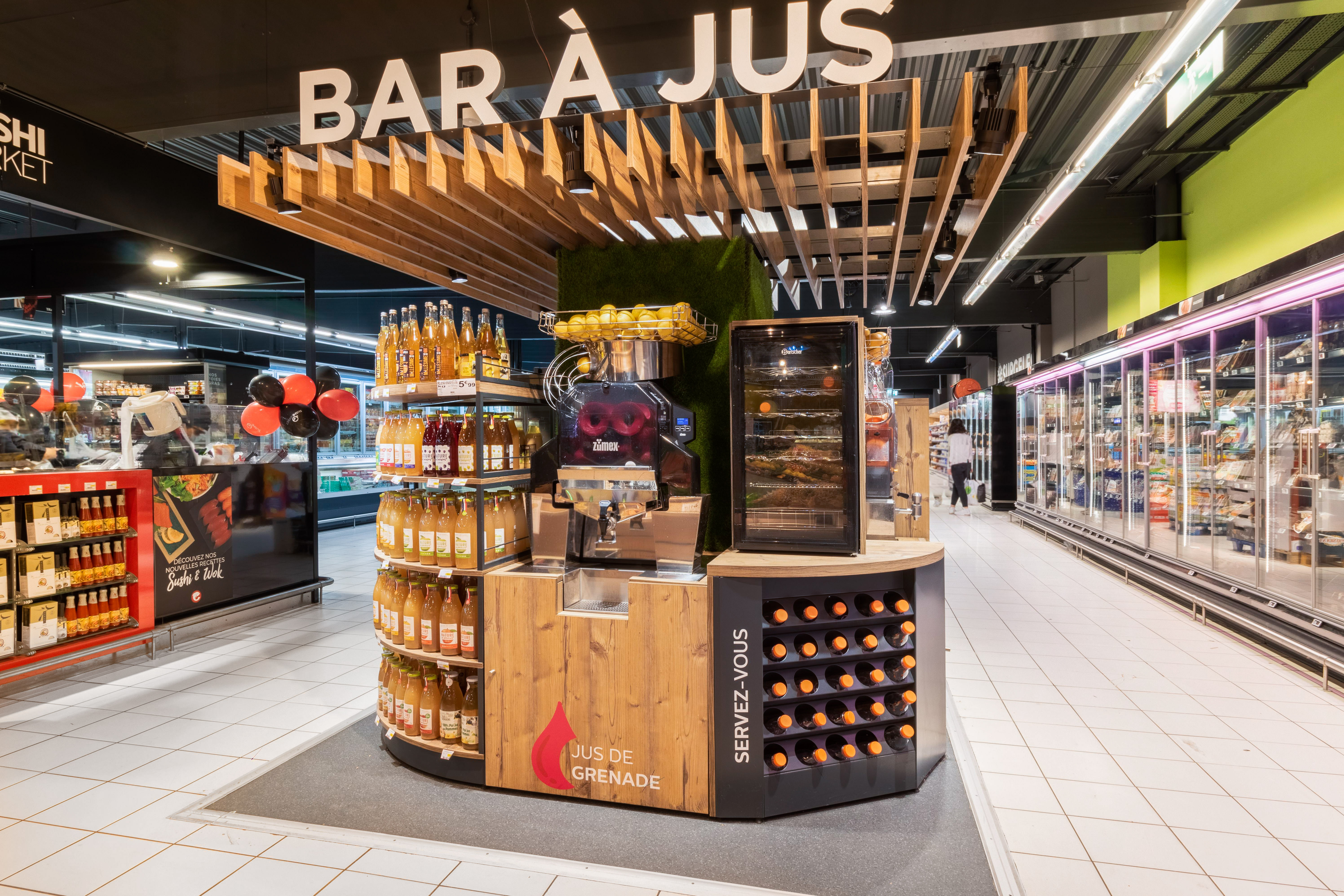 Bar à jus avec jus de grenade et présentoir de jus en bouteilles